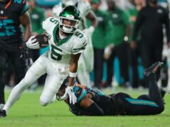 Os jatos fecharam Garrett Wilson em outra temporada de causa perdida O wide receiver do New York Jets, Garrett Wilson (5), ultrapassa o cornerback Artie Burns (23) do Miami Dolphins durante o segundo tempo no Hard Rock Stadium.