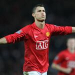 Cristiano Ronaldo erguendo o troféu da Premier League em 2009