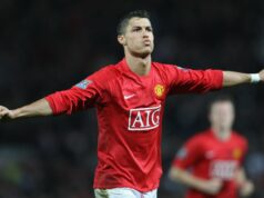 Os melhores atacantes do Manchester United do século 21, 25 anos da década de 2000 Cristiano Ronaldo erguendo o troféu da Premier League em 2009