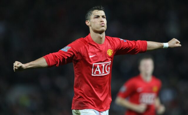 Os melhores atacantes do Manchester United do século 21, 25 Cristiano Ronaldo erguendo o troféu da Premier League em 2009