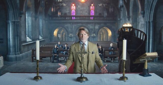 Daniel Craig e Josh O'Connor em Wake Up Dead Man