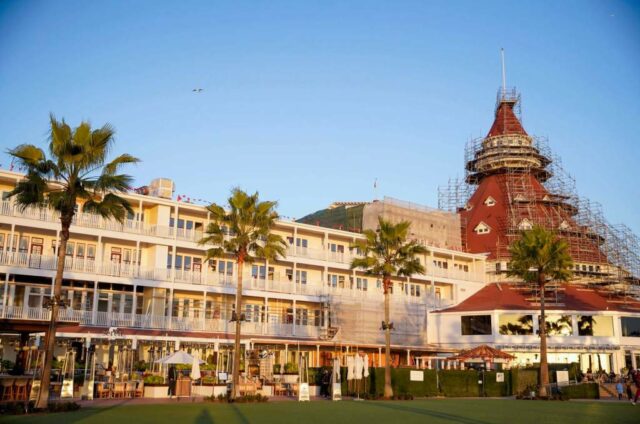 Os melhores hotéis de 2025 envelheceram como bons vinhos A sala do escritor no Eden Roc Cap Cana. (Nikki Ekstein/Bloomberg)