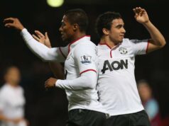 Os melhores laterais-direitos do Manchester United do século 21, 25 anos dos anos 2000 Gary Neville e Roy Keane comemoram pelo Manchester United