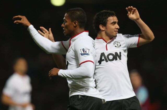 Os melhores laterais-direitos do Manchester United do século 21, 25 Gary Neville e Roy Keane comemoram pelo Manchester United