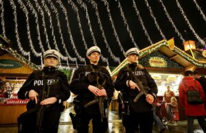 Os mercados europeus de Natal fortalecem as medidas de segurança à medida que as ameaças terroristas forçam grandes mudanças operacionais Os mercados europeus de Natal fortalecem as medidas de segurança à medida que as ameaças terroristas forçam grandes mudanças operacionais