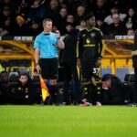 Bruno Fernandes e Mason Mount do Manchester United aplaudem os torcedores no final da partida da Premier League entre Wolverhampton Wanderers e Manchester United em Molineux, em 8 de dezembro de 2025