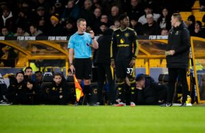 Os principais elogios de Ruben Amorim a Mason Mount mostram por que Kobbie Mainoo não terá futuro no Man Utd sob seu comando Bruno Fernandes e Mason Mount do Manchester United aplaudem os torcedores no final da partida da Premier League entre Wolverhampton Wanderers e Manchester United em Molineux, em 8 de dezembro de 2025