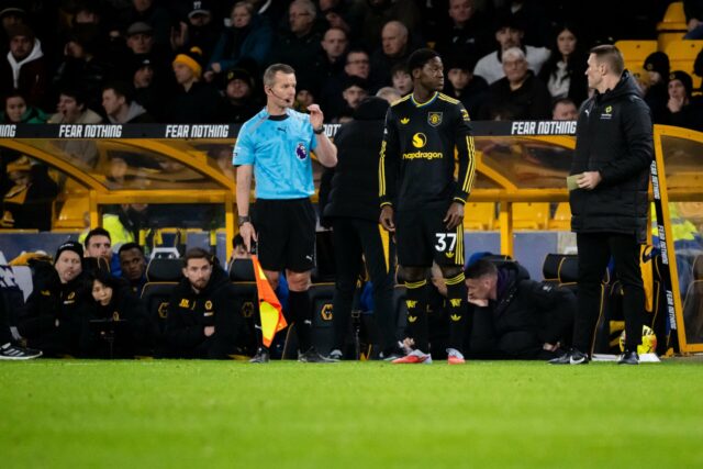 Bruno Fernandes e Mason Mount do Manchester United aplaudem os torcedores no final da partida da Premier League entre Wolverhampton Wanderers e Manchester United em Molineux, em 8 de dezembro de 2025