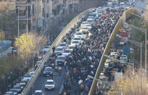 Os protestos no Irão espalharam-se em meio a um profundo descontentamento com as dificuldades económicas Os protestos no Irão espalharam-se em meio a um profundo descontentamento com as dificuldades económicas