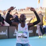 Os quenianos Korir e Jepkosgei vencem as velozes maratonas de Valência