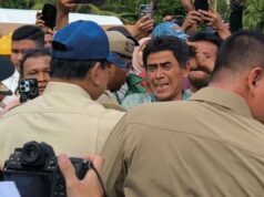 Os residentes de Agam começaram a chorar quando Prabowo visitou o posto de evacuação de desastres causados pelas enchentes Os residentes de Agam começaram a chorar quando Prabowo visitou o posto de evacuação de desastres causados pelas enchentes