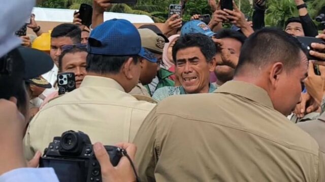 Os residentes de Agam começaram a chorar quando Prabowo visitou o posto de evacuação de desastres causados ​​pelas enchentes
