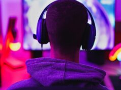 Os videogames foram afetados pela primeira proibição mundial de mídia social na Austrália? Jovem usando fone de ouvido e jogando videogame on-line - Casa isolada por surto de coronavírus