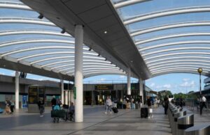 Outro aeroporto reprime qualquer pessoa que deixe viajantes de carro Outro aeroporto reprime qualquer pessoa que deixe viajantes de carro