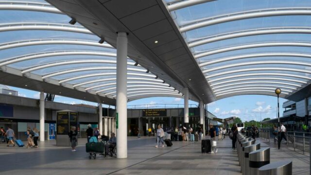 Outro aeroporto reprime qualquer pessoa que deixe viajantes de carro Outro aeroporto reprime qualquer pessoa que deixe viajantes de carro