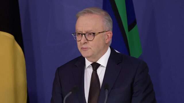 PM Albanese chama o tiroteio em Bondi de 'um ultraje' e promete revisar as leis sobre armas
