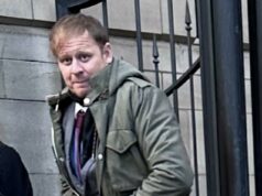 Pai ‘bêbado’ usando kilt é confundido com o herói olímpico Sir Chris Hoy e ganha uma noite grátis em um luxuoso hotel cinco estrelas Gary Towsey, 43, chegou ao luxuoso Bonham Hotel em Edimburgo vestido com trajes completos das Highlands, incluindo kilt, jaqueta e sapatos