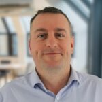 Um esboço de Philip Young, à direita, no Tribunal de Magistrados de Swindon na terça-feira. Ele é acusado de 56 crimes, incluindo múltiplas acusações de estupro e administração de substância com a intenção de entorpecer sua ex-esposa, Joanne Young.