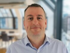 Pai de três filhos enfrenta tribunal por drogar e agredir sexualmente ex-mulher com outros cinco homens Um esboço de Philip Young, à direita, no Tribunal de Magistrados de Swindon na terça-feira. Ele é acusado de 56 crimes, incluindo múltiplas acusações de estupro e administração de substância com a intenção de entorpecer sua ex-esposa, Joanne Young.