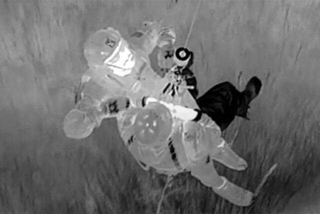 Pai e filho presos são resgatados após serem cercados por Gabinete do Xerife do Condado de Collier/Facebook Imagens do resgate