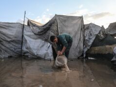 Palestinos sofrem com tendas inundadas e escombros enquanto o frio e a chuva atingem Gaza Palestinos sofrem com tendas inundadas e escombros enquanto o frio e a chuva atingem Gaza