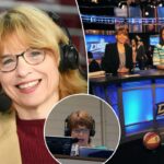 Duas mulheres usando fones de ouvido e microfones sorrindo para a câmera.