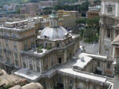 Papa Leão XIV adverte contra a propagação do jogo, dizendo que arruína muitas famílias Roma, Vaticano, Itália, edifícios do Vaticano do topo da Basílica de São Pedro. Edifícios ao fundo. Vista aérea em um dia claro.