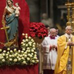 O Papa Leão XIV celebra a missa da véspera de Natal na Basílica de São Pedro, no Vaticano.