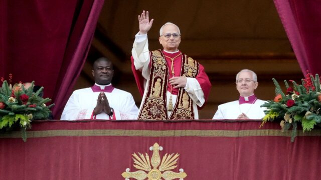 Papa Leão XIV entrega a primeira mensagem de Natal pedindo o fim da violência no Oriente Médio e na guerra Rússia-Ucrânia
