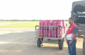 Para atender o abastecimento de combustível e GLP em Bener Meriah, a Pertamina Patra Niaga envia por via aérea Para atender o abastecimento de combustível e GLP em Bener Meriah, a Pertamina Patra Niaga envia por via aérea