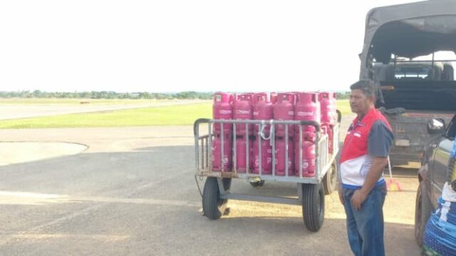 Para atender o abastecimento de combustível e GLP em Bener Para atender o abastecimento de combustível e GLP em Bener Meriah, a Pertamina Patra Niaga envia por via aérea