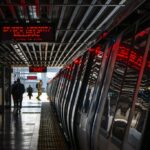 Funcionários do BART investigam a origem de um incêndio ferroviário matinal na estação San Leandro BART na terça-feira, 20 de maio de 2025 em San Leandro, Califórnia. O serviço BART entre as estações Lake Merritt, Berryessa e Dublin foi interrompido às 5h45 quando o incêndio foi relatado. (Laura A. Oda/ Grupo de Notícias da Bay Area)