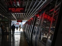 Para uma agência de transporte público à beira do precipício, as interrupções do BART ocorrem em um momento perigoso Funcionários do BART investigam a origem de um incêndio ferroviário matinal na estação San Leandro BART na terça-feira, 20 de maio de 2025 em San Leandro, Califórnia. O serviço BART entre as estações Lake Merritt, Berryessa e Dublin foi interrompido às 5h45 quando o incêndio foi relatado. (Laura A. Oda/ Grupo de Notícias da Bay Area)