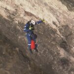 Paramédicos resgatam pescador arpão da encosta de um penhasco em Sydney