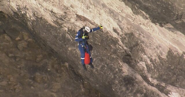 Paramédicos resgatam pescador arpão da encosta de um penhasco em Sydney
