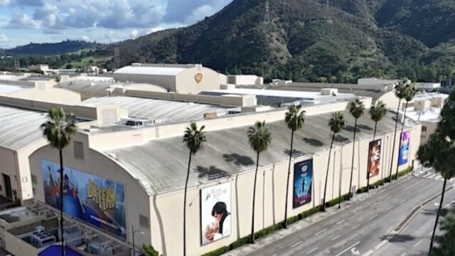 Paramount faz oferta para adquirir a Warner Brothers
