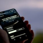 um desenho de seção transversal da patente da Tesla para um conjunto de teto de veículo com transparência de RF integrada para consolidação de módulo eletrônico