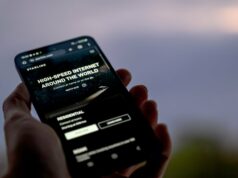 Parece que a Tesla quer colocar antenas de satélite Starlink em seus EVs um desenho de seção transversal da patente da Tesla para um conjunto de teto de veículo com transparência de RF integrada para consolidação de módulo eletrônico