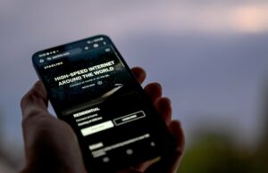 Parece que a Tesla quer colocar antenas de satélite Starlink em seus EVs um desenho de seção transversal da patente da Tesla para um conjunto de teto de veículo com transparência de RF integrada para consolidação de módulo eletrônico