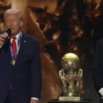 Participando do sorteio da Copa do Mundo de 2026, Donald Trump recebe o Prêmio FIFA da Paz