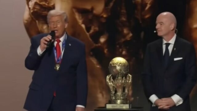 Participando do sorteio da Copa do Mundo de 2026, Donald Trump recebe o Prêmio FIFA da Paz

