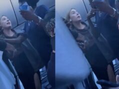 Passageiro da United entrou em colapso após atraso e tudo foi capturado em vídeo: ‘Esta mulher enlouqueceu’ A filmagem do TikTok de uma mulher tendo um colapso em um voo da United de Newark para Charleston, Carolina do Sul, se tornou viral (TikTok @ Haleyrose99)