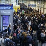Passageiros do Eurostar aguardam a retomada dos serviços de trem na estação London St Pancras ontem