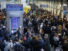 Passageiros do Eurostar presos nos trens durante a noite enquanto o caos da falta de energia continua na véspera de Ano Novo, com mais serviços cancelados e longos atrasos esperados Passageiros do Eurostar aguardam a retomada dos serviços de trem na estação London St Pancras ontem