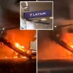 Um avião da Latam Airlines foi engolido por fogo e fumaça na pista do Aeroporto Internacional de Guarulhos, em São Paulo, Brasil.
