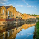 Passeios costeiros, castelos e comunidade: revelados os lugares mais felizes para se viver na Grã-Bretanha