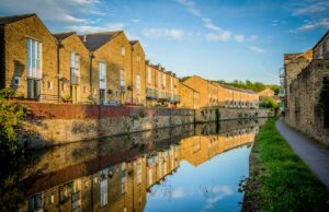 Passeios costeiros, castelos e comunidade: revelados os lugares mais felizes para se viver na Grã-Bretanha Passeios costeiros, castelos e comunidade: revelados os lugares mais felizes para se viver na Grã-Bretanha