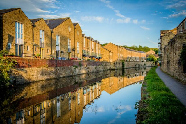 Passeios costeiros, castelos e comunidade: revelados os lugares mais felizes para se viver na Grã-Bretanha
