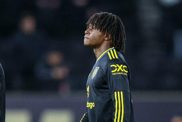 Patrick Dorgu diz aos fãs do Man Utd que todos Patrick Dorgu observa durante a partida da Premier League entre Manchester United e Everton em Old Trafford em 2025 em Manchester, Inglaterra.