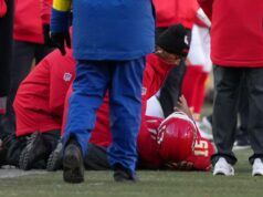 Patrick Mahomes machuca o joelho na eliminação do Chiefs dos playoffs com derrota para o Chargers Patrick Mahomes machuca o joelho na eliminação do Chiefs dos playoffs com derrota para o Chargers